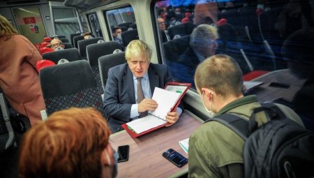 بعد ساعات من اعتذاره لعدم ارتداء الكمامة.. جونسون يكرر فعلته في أحد القطارات