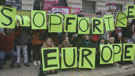 مظاهرات أمام السفارة البولندية في لندن لدعم المهاجرين العالقين بين بيلاروسيا وبولندا