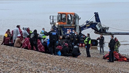 بريطانيا.. جمعيات خيرية تستهجن نقل مهاجري القنال إلى اسكتلندا عبر مسافات طويلة