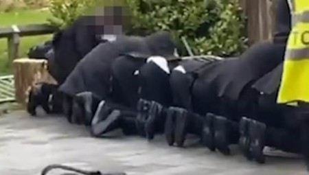 انتقادات واسعة تطال مدرسة بريطانية بعد رؤية طلاب يؤدون صلاة الجمعة في الشارع