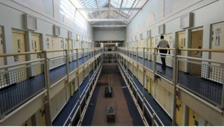 السجن لثلاثة رجال ضالعين في عمليات سطو على مبالغ ضخمة