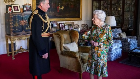 أول ظهور علني للملكة إليزابيث الثانية منذ تغيبها الأحد عن مراسم رسمية