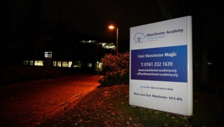 بريطانيا.. طفل يتعرض للطعن في رقبته أمام المعلمين وزملائه أثناء الامتحان