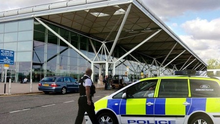 الشرطة تعتقل إرهابيا محتملا في مطار لندن ستانستيد