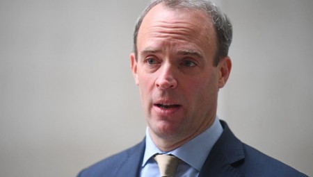 وزير الدفاع ينفي إعطاء الحكومة الأولوية لإجلاء الحيوانات من أفغانستان