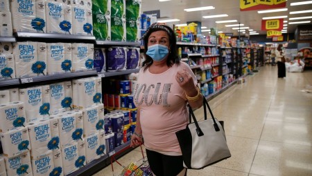 بريطانيا.. قيود كورونا الجديدة تسمح للمواطنين بإزالة القناع للغناء أثناء التسوق