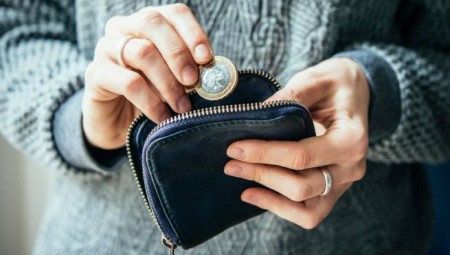 تقرير: نصف الأسر البريطانية انخفض دخلها بمقدار 110 إسترليني منذ عام 2019