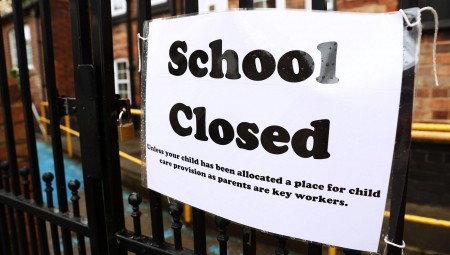 المدارس البريطانية تستعد لاحتمالية العودة للتعليم عن بعد في العام الجديد