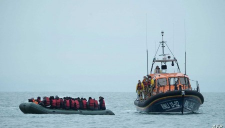 فرنسا.. إنقاذ 138 مهاجرا حاولوا عبور المانش إلى إنجلترا