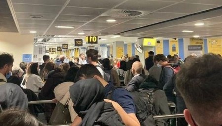 فوضى في مطار مانشستر والمسافرين يشتكون من فوات مواعيد الرحلات