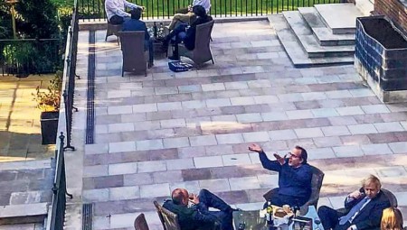 الغارديان تسرب صورة لبوريس جونسون في حفل نبيذ مع موظفيه أثناء الإغلاق