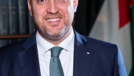 بروح فلسطينية.. السفير الفلسطيني في بريطانيا يهنئ البريطانيين بمناسبة عيد الميلاد