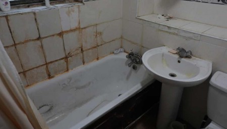 عشرات اللاجئين يطلقون نداءات استغاثة بسبب الأوضاع المتردية للمساكن المؤقتة