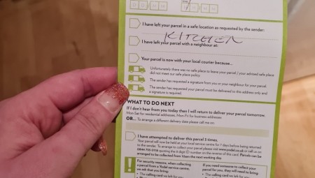 عامل توصيل يترك طردا في مطبخ بريطانية لعدم تواجدها في المنزل.. والأخيرة تبلغ الشرطة