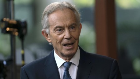 بعد نعتهم بالأغبياء.. توني بلير يتراجع عن تصريحه حول الأشخاص الرافضين للتطعيم