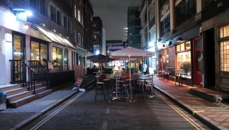 على الرغم من عدم فرض قيود.. شوارع بريطانيا شبه فارغة قبل ليلة الكريسماس