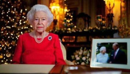 الملكة إليزابيث تكرم زوجها المتوفي فيليبالحبيبفي رسالةعيد الميلاد