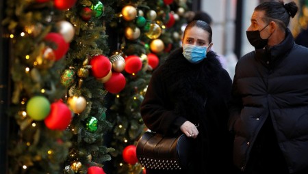 الحكومة البريطانية تصدر إرشادات للأشخاص المعرضين للخطر قبل ساعات من عيد الميلاد