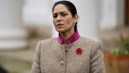 الداخلية تأمر بعقد مراجعة حول امتلاك القوس والنشاب بعد محاولة اغتيال الملكة