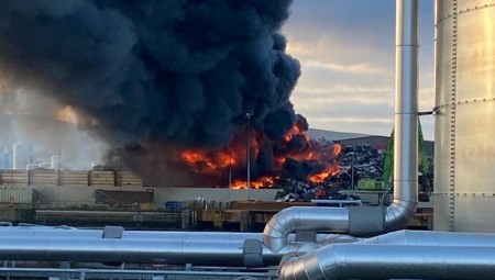 تصاعد أعمدة دخان في بلفاست بعد اندلاع حريق كبير في ساحة خردة معدنية