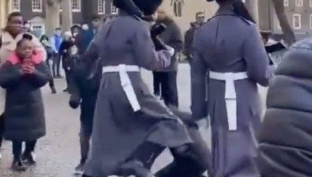 بالفيديو: الحرس الملكي البريطاني يصطدم بطفل ويطرحه أرضا