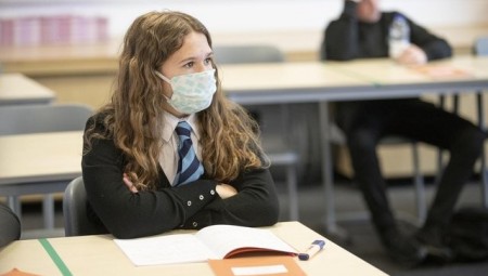 إنجلترا تعلن إعادة فرض قاعدة ارتداء الكمامة لطلاب الثانوية العامة داخل الفصول الدراسية