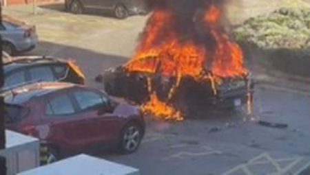 انفجار سيارة بإنكلترا .. شرطة مكافحة الإرهاب تفتح تحقيقا