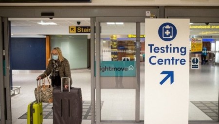 توقعات بإلغاء اختبار كوفيد-19 للمسافرين بعد أن أصبح أوميكرون المتغير المهيمن