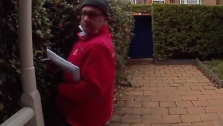 صدمة تنتاب بريطاني بعد مراجعة لقطات تظهر ساعي بريد يتبول أمام منزله