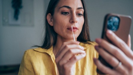 بريطانيا: لا حاجة لإجراء فحص PCR بعد اختبار التدفق الجانبي الإيجابي