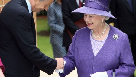 حملة تجريد توني بلير من وسام الفروسية في تصاعد