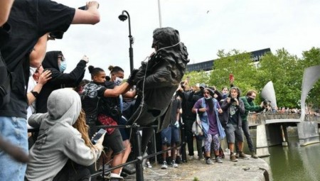 البراءة لأربعة بريطانيين خربوا تمثال تاجر عبيد في مدينة بريستول