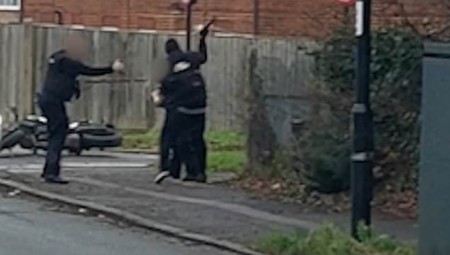 الشرطة تعتقل عشرينيا هاجم شرطيين بمنجل في الشارع