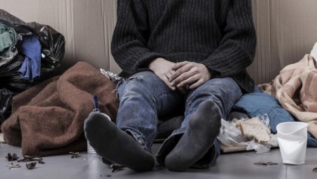 حوافز مادية للمشردين مقابل الحصول على اللقاح.. مقترح حكومي جديد قيد المراجعة