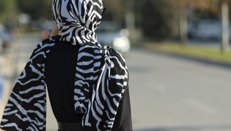 فرنسا.. مدرسة لتدريب المحامين تجبر طالبة على خلع حجابها في حفل أداء القسم