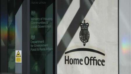 وزارة الداخلية البريطانية تطالب لاجئين أفغان ويمنيين العودة إلى بلدانهم باعتبارها آمنه