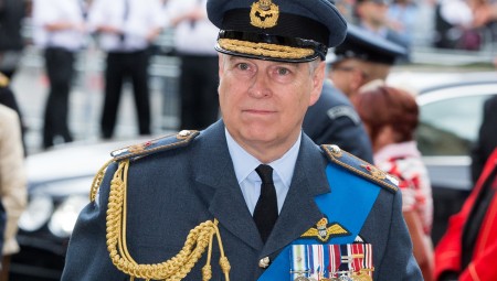 عاجل: الملكة إليزابيث تجرد نجلها الأمير أندرو من ألقابه العسكرية