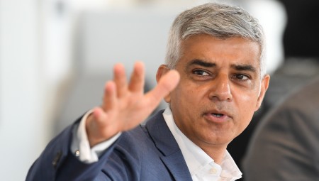 صادق خان يدعو إلى تأشيرات مؤقتة لتحريك القطاعات المتضررة