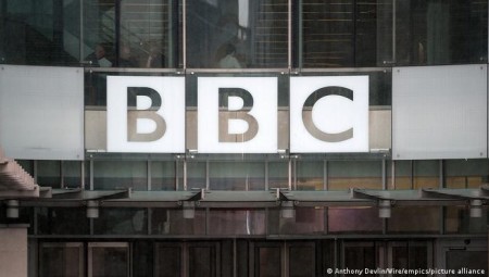 وزيرة الثقافة البريطانية تقطع التمويل عن هيئة الإذاعة البريطانية BBC