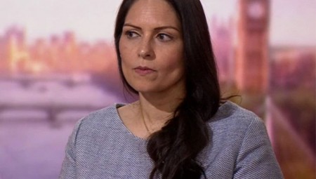 فضيحة جديدة للحكومة بانتهاك قواعد الإغلاق.. وبطلتها وزارة الداخلية