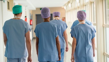 بريطانيا.. بطاقة خصم توفر على موظف في الصحة 2.500 إسترليني منذ بداية الوباء