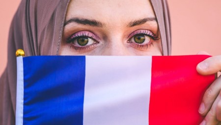 فرنسا: مجلس الشيوخ يصوت لصالح حظر ارتداء الحجاب في المسابقات الرياضية