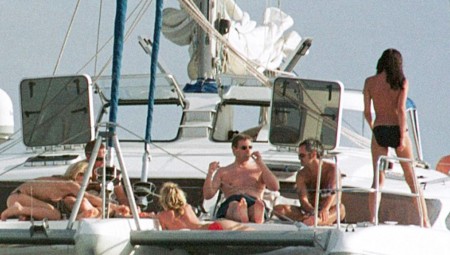 تسريبات جديدة.. الأمير أندرو زار نوادي الجنس في تايلاند إلى جانب شخصيات مشهورة