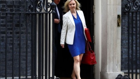 وزيرة الخارجية البريطانية متهمة بتبذير المال العام.. وتوريط دافعي الضرائب بـ 500 ألف إسترليني