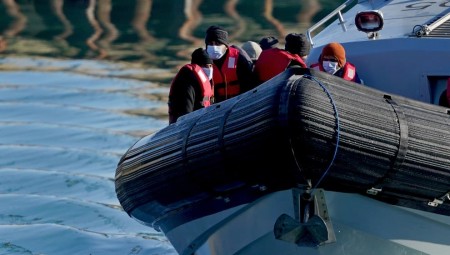 الداخلية البريطانية تعترف بمصادرة هواتف مهاجري القنال بشكل غير قانوني