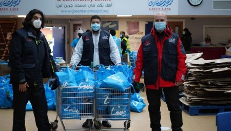 مسجدان في برمنغهام يوزعان ألف طرد غذائي للعائلات المحتاجة خلال الشتاء