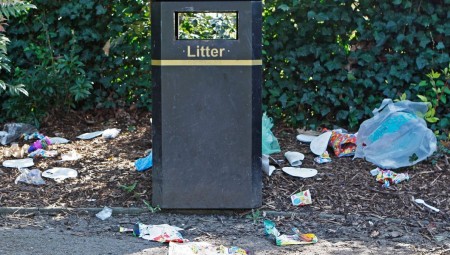 إلقاء القمامة في بريطانيا قد يكلفك 150 جنيها إسترلينيا