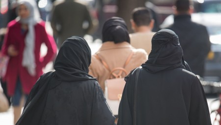 إهانة المنقبات والتضييق على المحجبات.. صور عن الإسلاموفوبيا في السياسية البريطانية