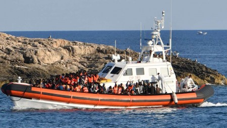 إيطاليا تعتقل مصريا بعد مصرع 7 مهاجرين من البرد