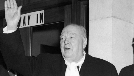 فيديو تاريخي للحظة توجه تشرشل من مقر الحكومة البريطانية نحو قصر باكنغهام لتقديم استقالته